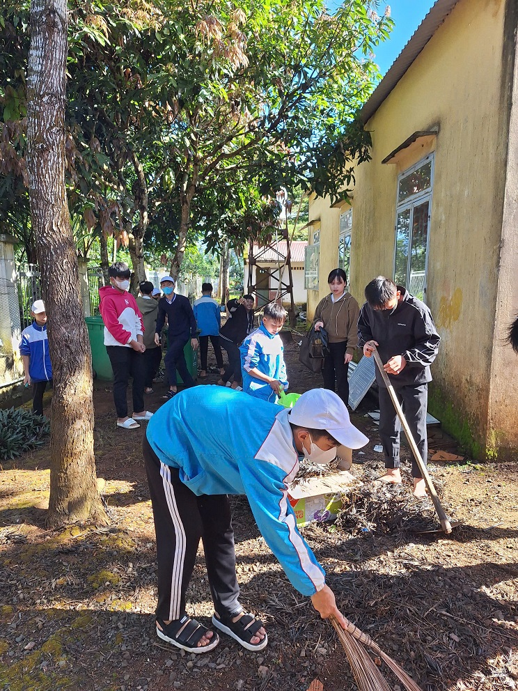 GV cùng các em học sinh tham gia lao động chuẩn bị cho ngày khai giảng