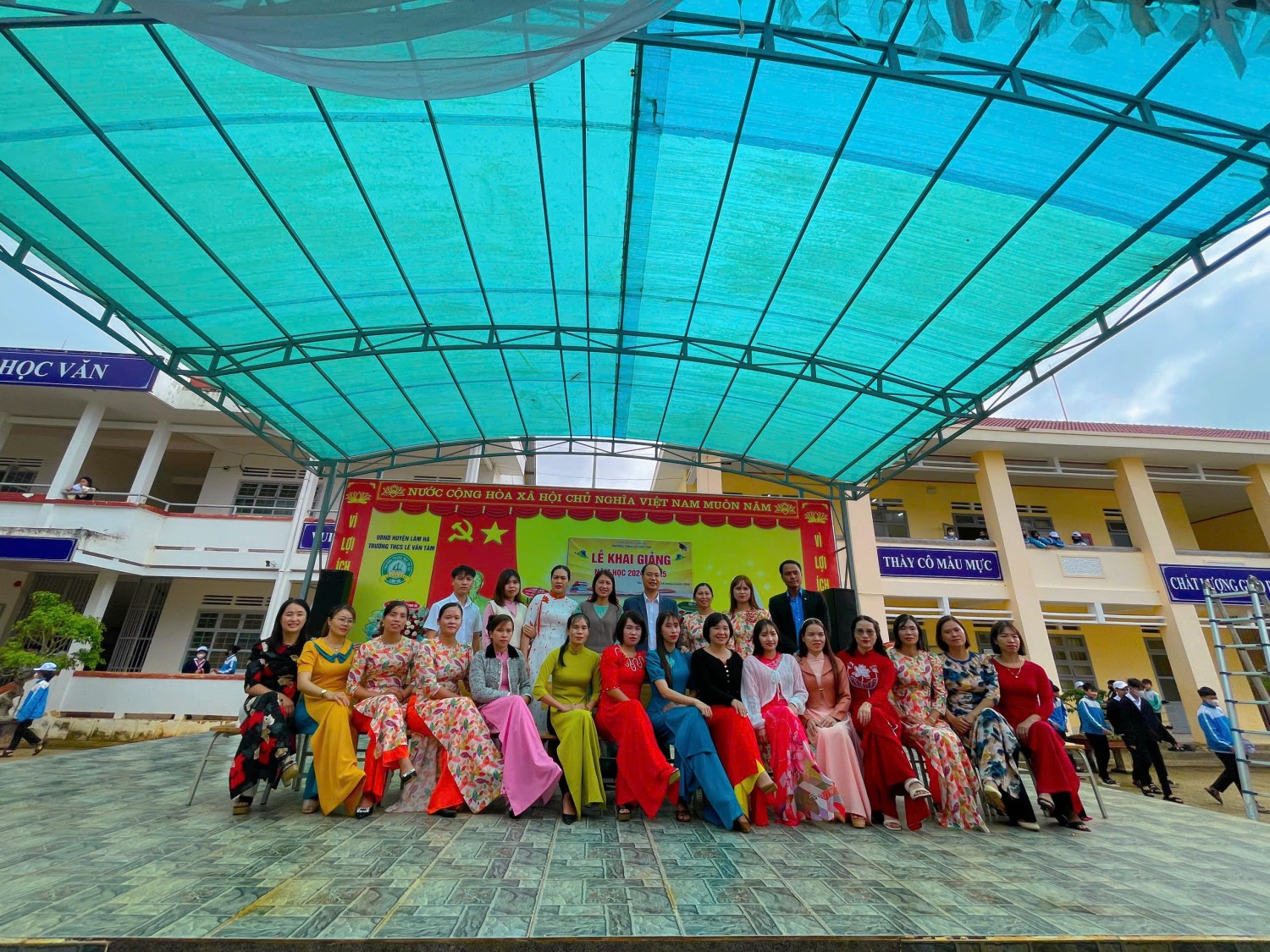 Tập thể nhà trường