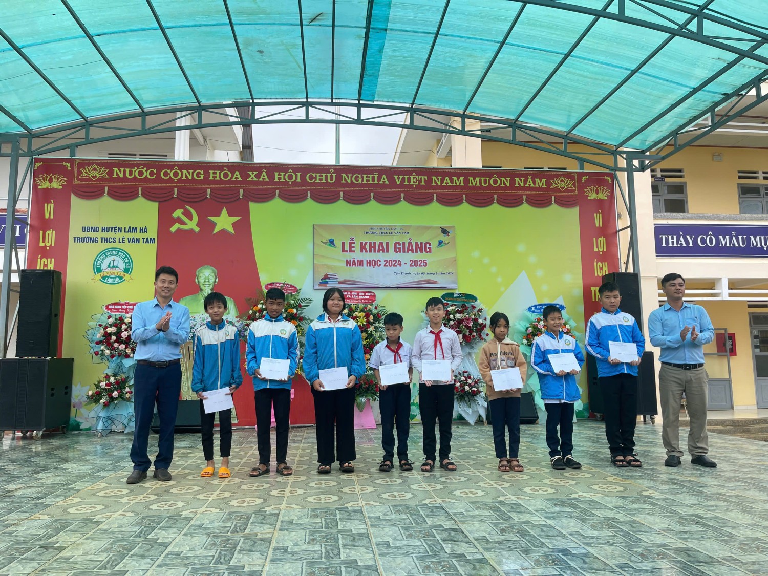 Đại diện địa phương trao học bổng cho học sinh