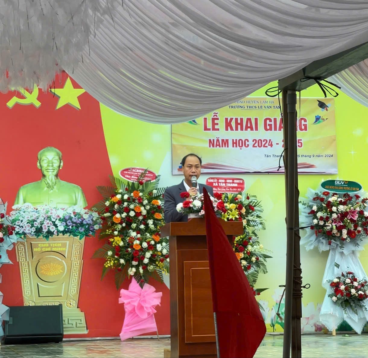 Thầy Nguyễn Tiến Lâm- Bí thư chi bộ, hiệu trưởng nhà trường